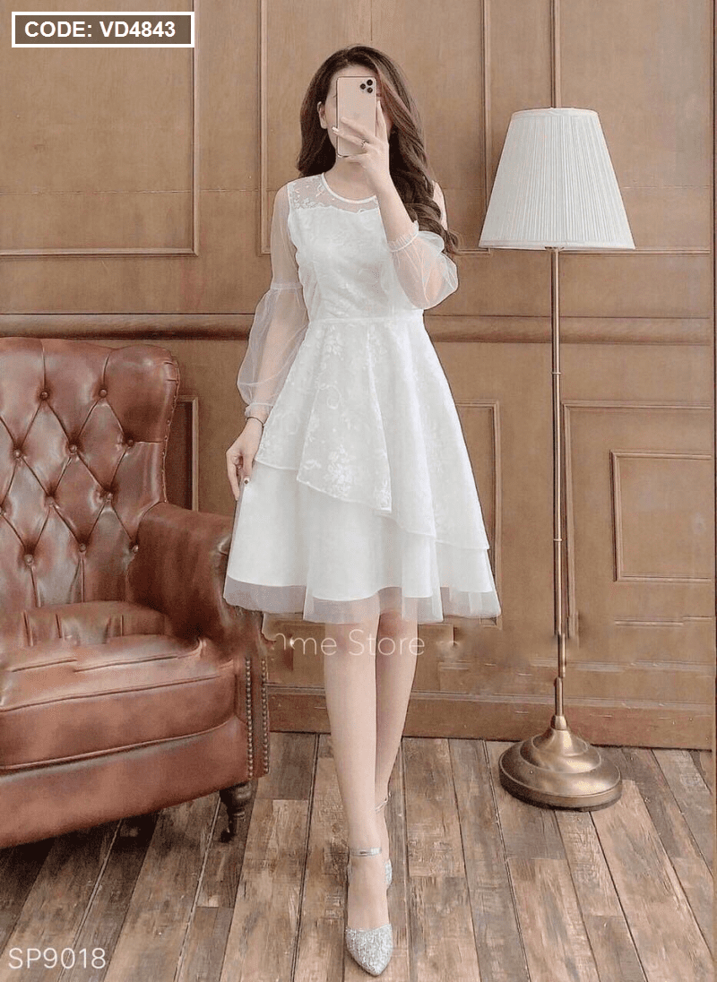 Váy ren trắng dài tay chân quấn bèo