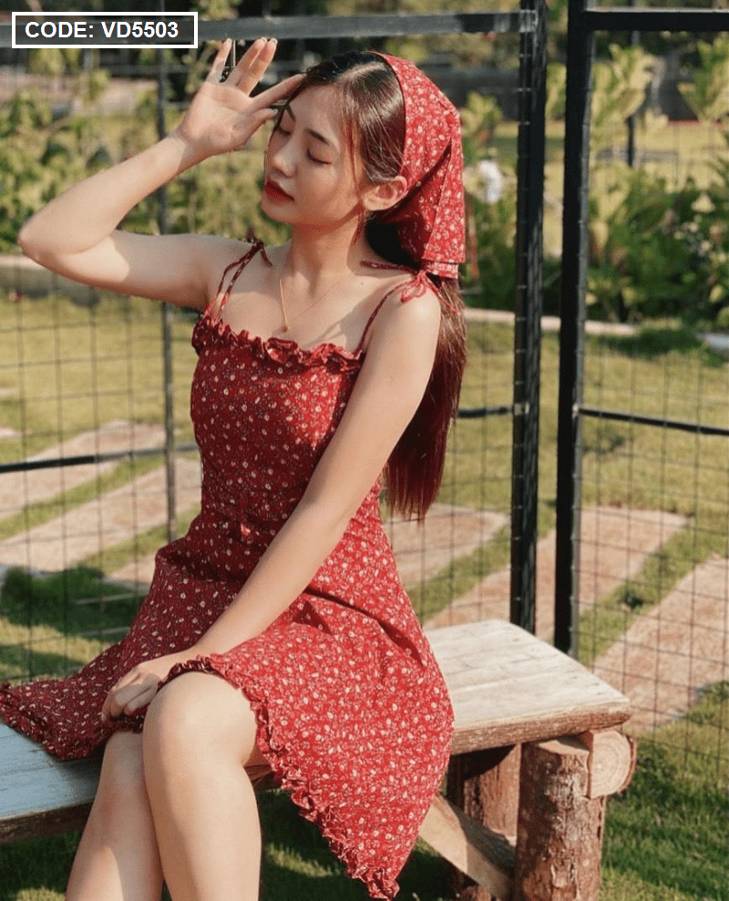 Đầm đỏ 2 dây chân bèo kèm turban
